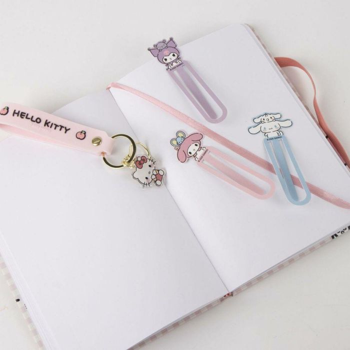 Cerdá Set de Papelería Hello Kitty para Niños - Incluye Lápices, Gomas, Sacapuntas - Color Púrpura 2 Cerdá Set de Papelería Hello Kitty para Niños - Incluye Lápices, Gomas, Sacapuntas - Color Púrpura 2