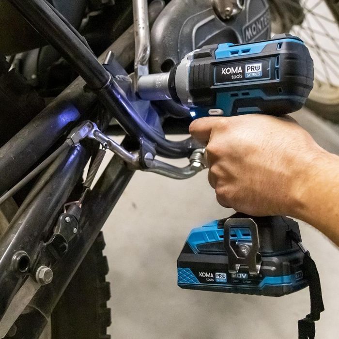Koma Tools Llave de impacto 20V Brushless 280Nm, 0-2300rpm, luz de trabajo, motor sin escobillas, Pro Series 7 Koma Tools Llave de impacto 20V Brushless 280Nm, 0-2300rpm, luz de trabajo, motor sin escobillas, Pro Series 7