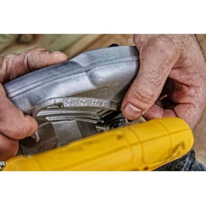 DEWALT Handkreissaege 65 mm 1350 Watt 3