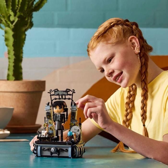 LEGO 76780 Figura Miércoles Addams Articulada Colección con Cosa, Accesorios Academia Nunca Más, 2 Caras y Trajes +10 años 3