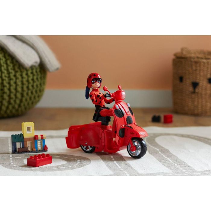 Bandai P50668 Scooter Miraculous Switch'n Go Ladybug Lucky Charm Muñeca articulada 26 cm 2