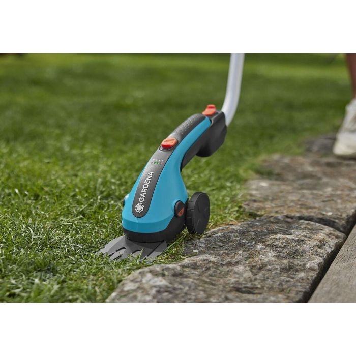 Gardena 9886-20 Kit Cisail A ClassicCut Li con Mango Telescópico, Ruedas, 3.6V/2.5 AH y Protección de Cuchillas USB-C 12