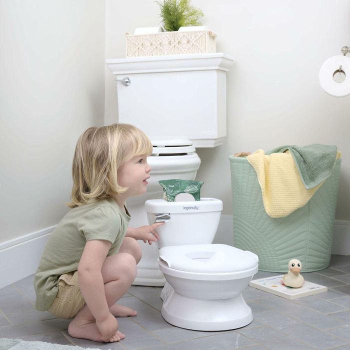 Ingenuity ING0074451998735 Inodoro Infantil Mini con Reductor, Descarga Musical y Compartimento para Toallitas Integrado, Verde 8