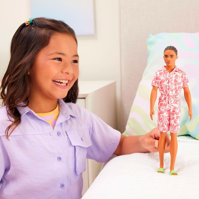 Barbie Hyt99 Muñeco Ken Fashionista, Atuendo Mono Hawaiano Blanco y Coral, Pelo Trenzado, Sandalias Verdes - Para Niños +3 Años 4
