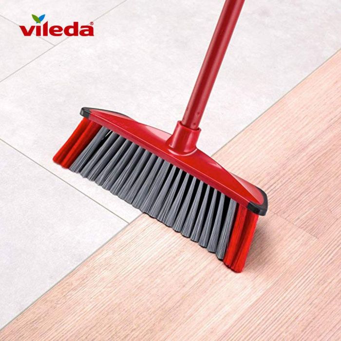 Vileda Universal 3 en 1 antichoque Cepillo Escoba 3 Action con Palo Multiusos, Cerdas para Polvo Fino, Pelos y Esquinas, Rojo 1