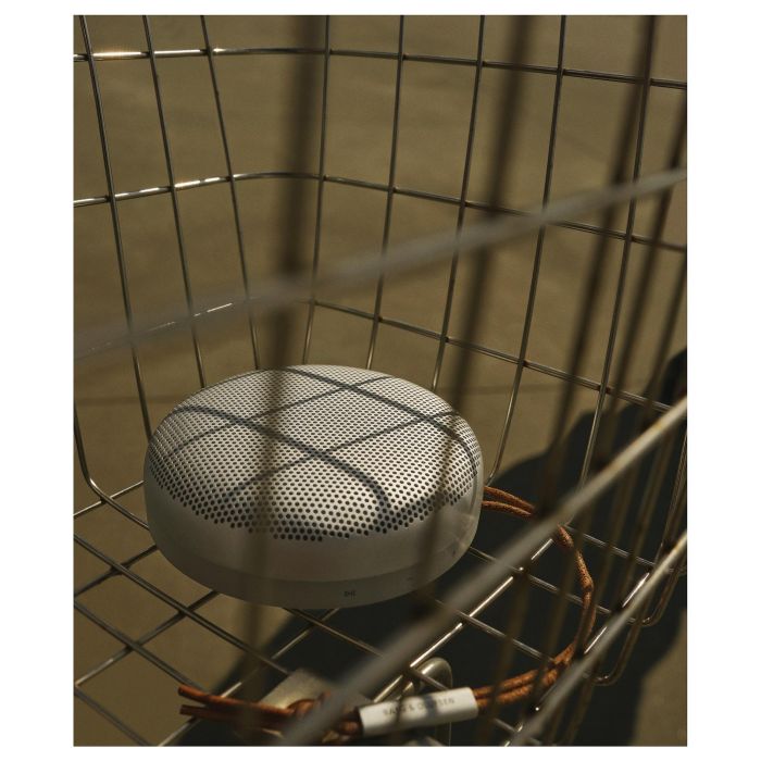 Bang & Olufsen Beosound A1 2.ª Generación Altavoz Bluetooth Inalámbrico, Gris Mist, IP67 Resistente, Alexa Integrada, 48h Autonomía, USB-C, Sonido 2 Vías