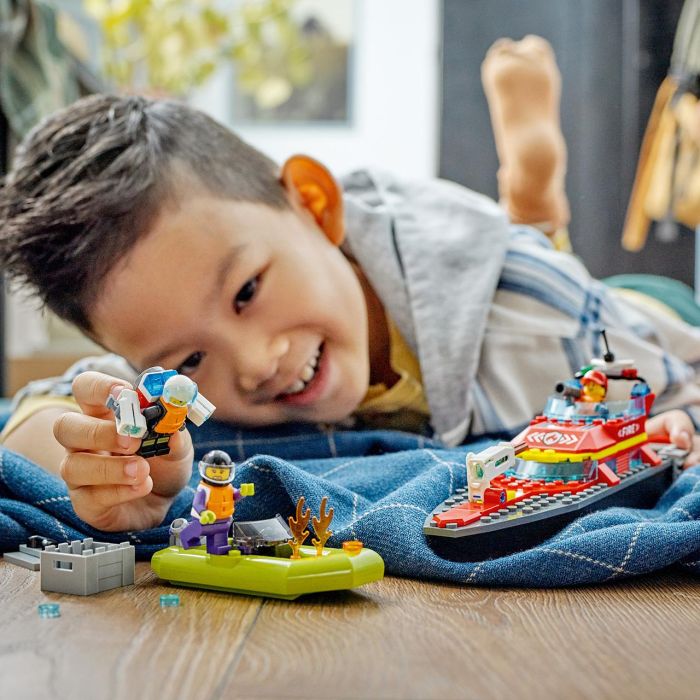 LEGO 60373 Set Lancha de Rescate de Bomberos LEGO City con Barco Zodiac, 3 Minifiguras y Extintor de Agua - Juguete Niños +5 Años 4