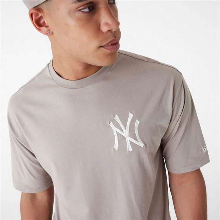 Camiseta de Manga Corta Hombre New Era ESSNTLS LC OS TEE NEYYAN 60435555 Marrón claro (L) 3