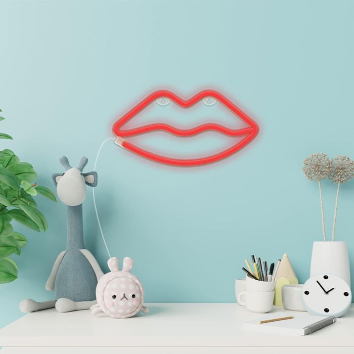 Forever Lampara de Pared Neon LED Labios Rojas, Luz Decorativa LED Rosa Roja, Alimentación USB o 3xAA, 28 cm, Incluye Soporte
