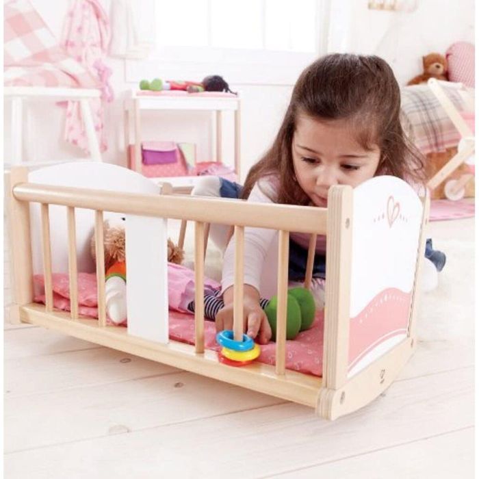 Hape Cuna de Muñeca de Madera para Niños 3+ Años – Juguete de Rol Fabricado con Sperrholz, Schima, MDF, Kiefer 4 Hape Cuna de Muñeca de Madera para Niños 3+ Años – Juguete de Rol Fabricado con Sperrholz, Schima, MDF, Kiefer 4