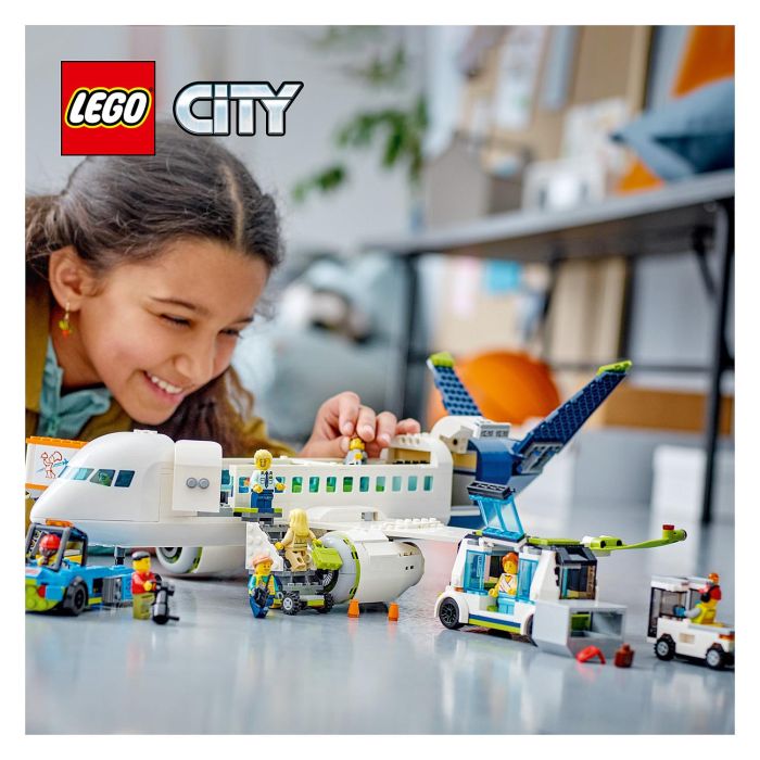 LEGO City Avi3n de Pasajeros 60367, Juego Construcci3n 913 Piezas, 7+ A1os 2