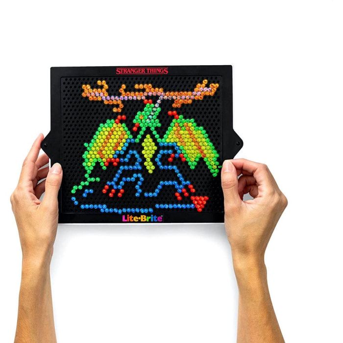 Lite Brite Stranger Things Special Edition - Paquete de Repuesto con 8 Plantillas Reutilizables y 100 Clavijas para Arte con Luz, +14 años 5 Lite Brite Stranger Things Special Edition - Paquete de Repuesto con 8 Plantillas Reutilizables y 100 Clavijas para Arte con Luz, +14 años 5