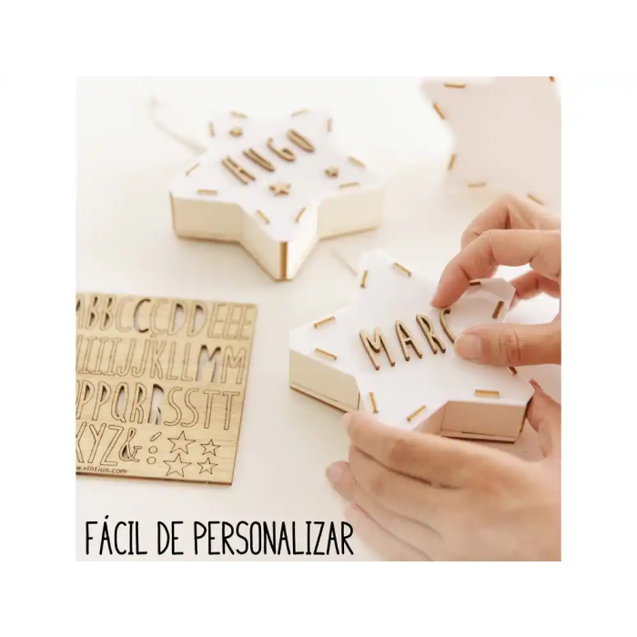 Wondee Lampara de Noche Infantil Personalizable Mini Estrella de Madera Sostenible con Nombre y Luz Quit Miedos 1 Wondee Lampara de Noche Infantil Personalizable Mini Estrella de Madera Sostenible con Nombre y Luz Quit Miedos 1