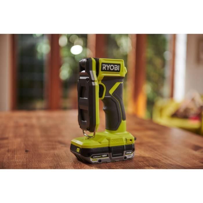 Linterna LED compacta - RYOBI - 18V - 3 intensidades: 800 / 400 / 100 Lúmenes - Plegable y con gancho 2 Linterna LED compacta - RYOBI - 18V - 3 intensidades: 800 / 400 / 100 Lúmenes - Plegable y con gancho 2