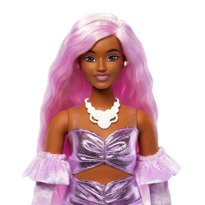 Barbie HYV25 Muñeca Deluxe con Vestido Rosa Brillante, Articulada 11 Puntos, Guantes Terciopelo y Bolso para Niñas +3 Años 2