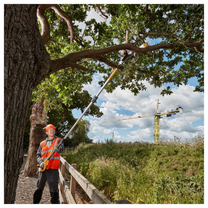 DeWALT DCMPS567N Tijera de Podar de Altura a Batería 18V, Barra Telescópica hasta 4.5m, Velocidad Cadena 6.5 m/s, 20 cm, 3.8 kg DeWALT DCMPS567N Tijera de Podar de Altura a Batería 18V, Barra Telescópica hasta 4.5m, Velocidad Cadena 6.5 m/s, 20 cm, 3.8 kg