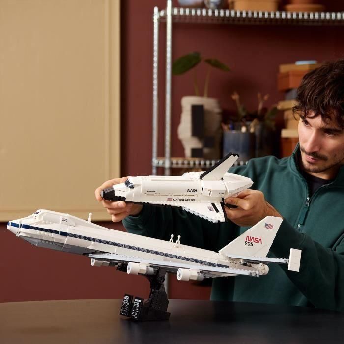 LEGO 10360 - Avión portaaviones de juguete para construir 4