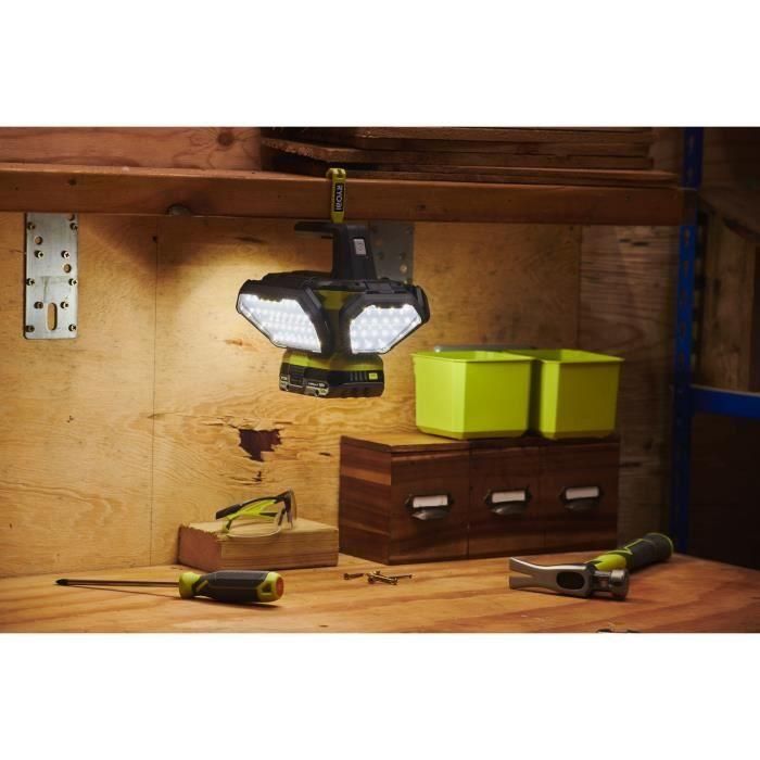 Foco LED 360° - RYOBI - 18V - 3 intensidades: 3.500 / 2.000 / 1.000 / 500 lúmenes - 4 paneles de luz 4 Foco LED 360° - RYOBI - 18V - 3 intensidades: 3.500 / 2.000 / 1.000 / 500 lúmenes - 4 paneles de luz 4