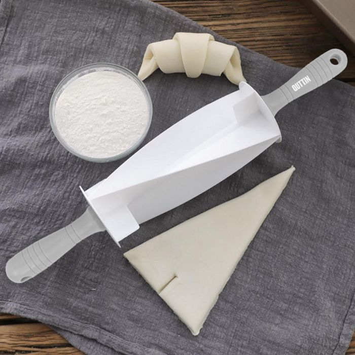 Quttin Rodillo Cortador Croissant con Dimensiones 38 cm Largo x 6,5 cm Ancho (12 Unidades) Quttin Rodillo Cortador Croissant con Dimensiones 38 cm Largo x 6,5 cm Ancho (12 Unidades)