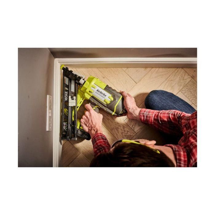 Ryobi RYO4892210198440 Clavadora de Acabado Inclinada 15G Neumática 18V para clavos 25-64mm, cargador 110 clavos 3