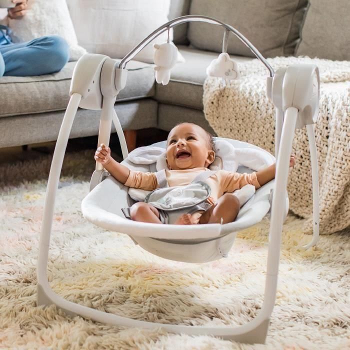 Ingenuity Columpio Portátil Comfort 2 Go Mini Cuddle Lamb - Plegable, 12 Melodías, 2 Posiciones Reclinables, Temporizador y Barra Actividad 0-9 Meses 1