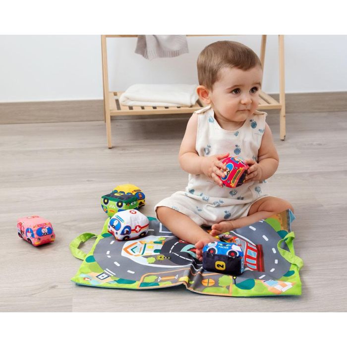 KioKids Circuito de Coches Manta de Actividades Textil con 6 Vehículos Blanditos Convertible en Bolsa Portátil Multicolor +12 meses 1