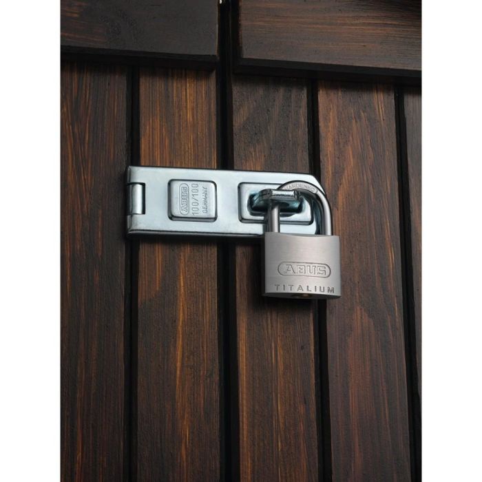 ABUS 64TI/25 Candado Titalium de Aluminio, Cerradura con Llave Diferente, Arco de Acero Endurecido, 25mm 2 ABUS 64TI/25 Candado Titalium de Aluminio, Cerradura con Llave Diferente, Arco de Acero Endurecido, 25mm 2