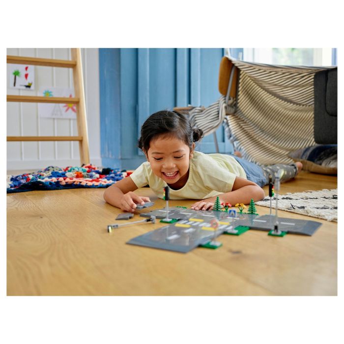 LEGO 60304 Intersección para montar, Juego de Construcción de Ciudades con Paneles y Carreteras para Montar