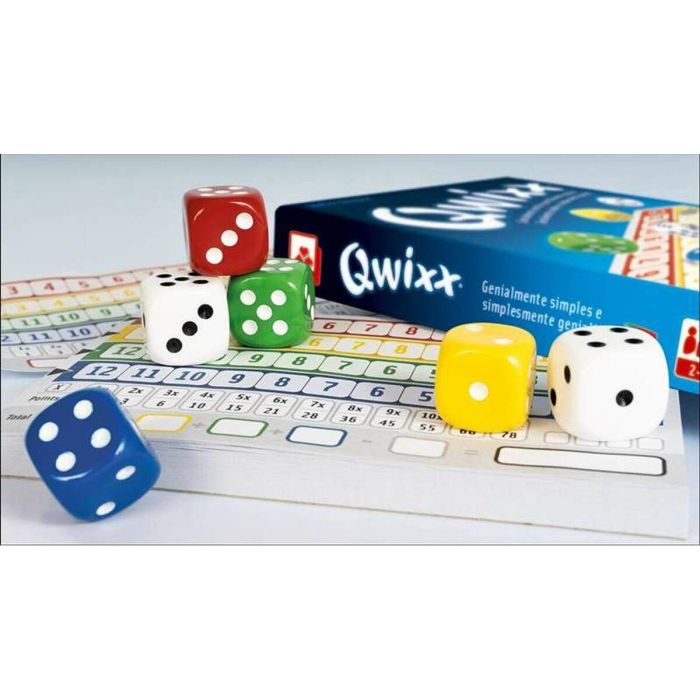 Fournier Juego Qwixx, Juego de Mesa Familiar de Estrategia con Cartas y Dados de Cartón, Ideal para Niños y Adultos, Edad +3 5 Fournier Juego Qwixx, Juego de Mesa Familiar de Estrategia con Cartas y Dados de Cartón, Ideal para Niños y Adultos, Edad +3 5