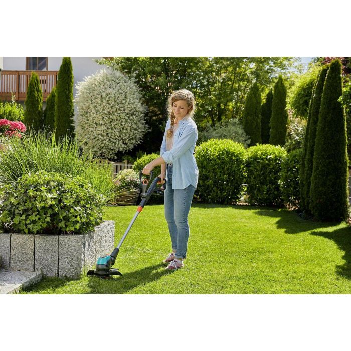 Gardena EasyCut 23 / 18V P4A Recortadora de Hilo a Batería 18V 2.0Ah con Cargador, 23 cm Corte, Mango Telescópico y 7 Cuchillas 1 Gardena EasyCut 23 / 18V P4A Recortadora de Hilo a Batería 18V 2.0Ah con Cargador, 23 cm Corte, Mango Telescópico y 7 Cuchillas 1