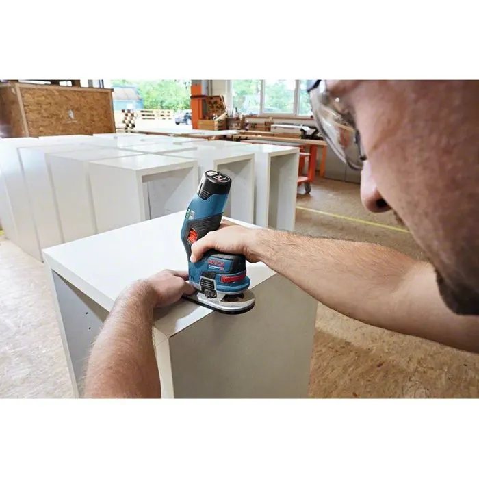 Bosch Professional 06016B0000 Cortabordes GKF 12V-8 con 2 Baterías de 3,0 Ah en Lboxx 2