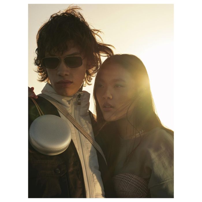 Bang & Olufsen Beosound A1 2.ª Generación Altavoz Bluetooth Inalámbrico, Gris Mist, IP67 Resistente, Alexa Integrada, 48h Autonomía, USB-C, Sonido 2 Vías