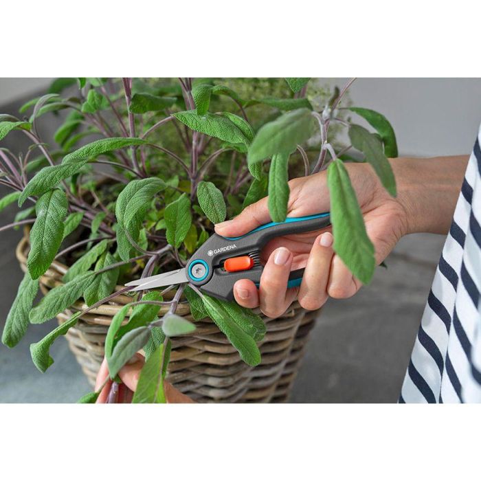 Gardena 12213-20 Tijera Gripcut con Corte Bypass y Sujeción Integrada para Hierbas y Chiles