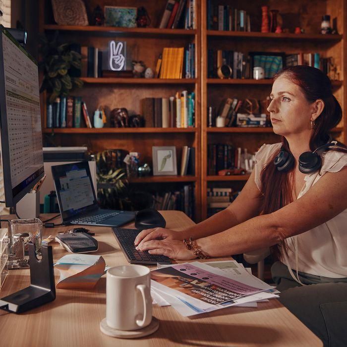 HP Voyager Focus 2 Microsoft Teams Certified USB-C-C Headset +USB-C/A Adapter +Charging Stand 6 HP Voyager Focus 2 Microsoft Teams Certified USB-C-C Headset +USB-C/A Adapter +Charging Stand 6