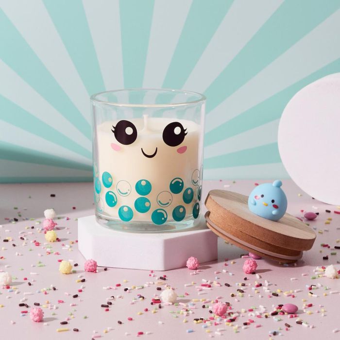 The Concept Factory Vela Perfumada Kawaii Vaso Vidrio Tapa Madera Rosa Frambuesa Azul Algodón de Azúcar Negro Vainilla Malvavisco 120g 25h 1