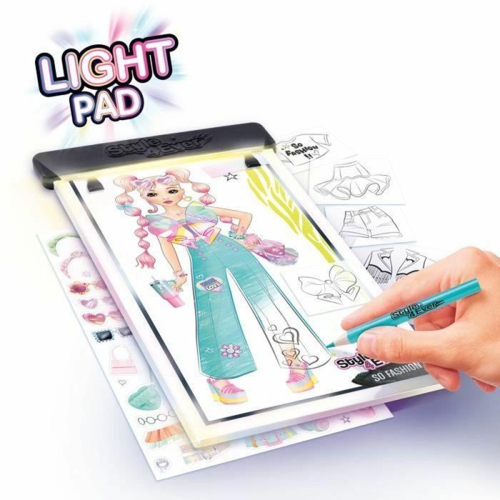 Canal Toys Fashion Designer Light-Up Pad - Bloc de Diseño de Moda con Luz para Crear Atuendos con Plantillas e Iluminar Diseños, +6 años, 25x5x27 cm 4