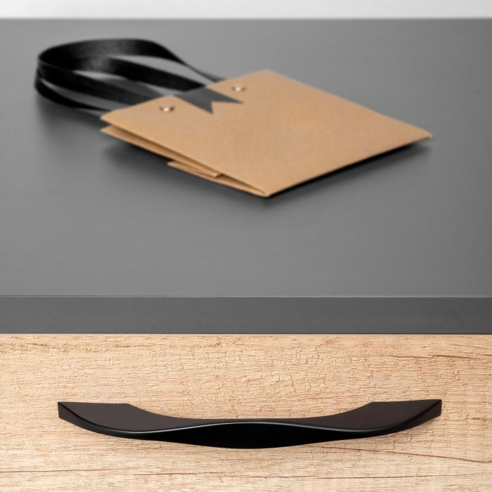 Emuca Lote de 8 tiradores para mueble Varna, L181mm, intereje 160mm, Zamak, Pintado negro 2 Emuca Lote de 8 tiradores para mueble Varna, L181mm, intereje 160mm, Zamak, Pintado negro 2