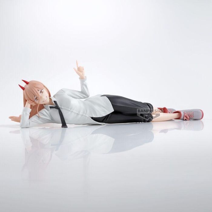 Banpresto Figura Chainsaw Man Power - Personaje reclinado con expresión pícara, 22 cm 1