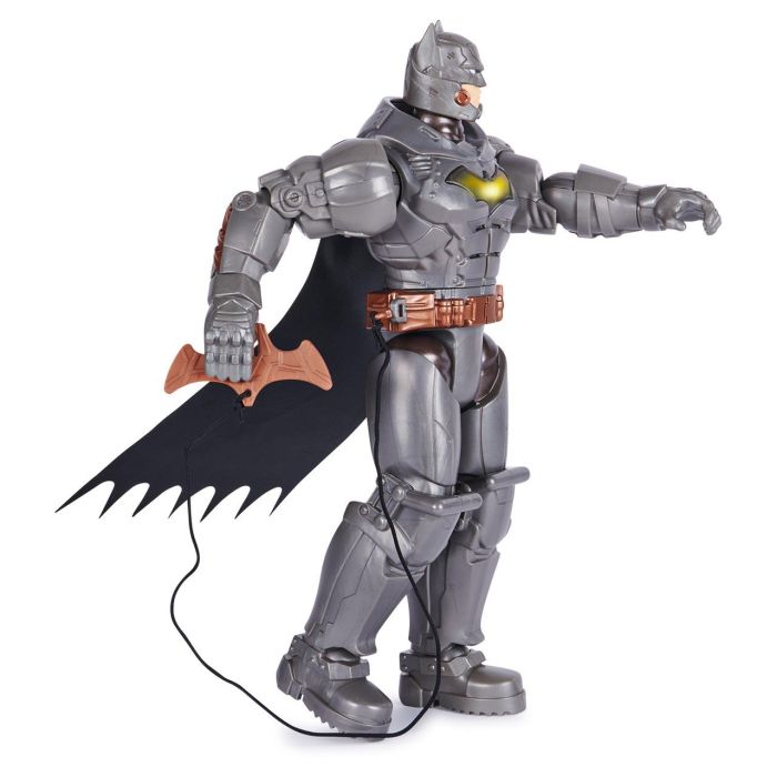 Spin Master 6064833 Figura Electrónica Batman 30 cm con Nuevo Traje y Accesorios, Lanza Armas, Golpes y Sonidos de Batalla 2 Spin Master 6064833 Figura Electrónica Batman 30 cm con Nuevo Traje y Accesorios, Lanza Armas, Golpes y Sonidos de Batalla 2