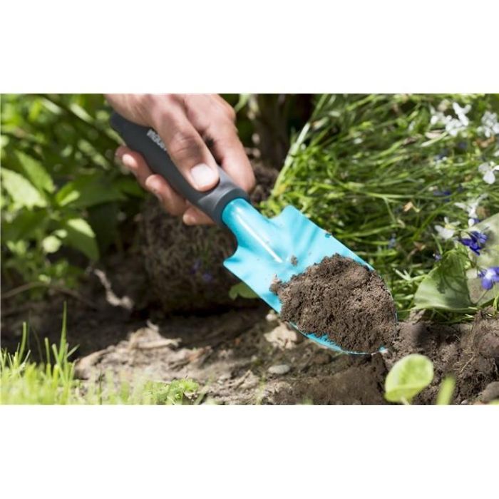 GARDENA 08950-20 Pala de jardín ergonómica de Duroplast y Acero, mango antideslizante, negro/azul, ancho 8 cm 2 GARDENA 08950-20 Pala de jardín ergonómica de Duroplast y Acero, mango antideslizante, negro/azul, ancho 8 cm 2