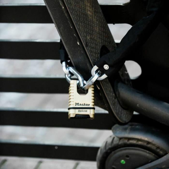 Master Lock Candado M1177EURD de Latón Macizo de Alta Seguridad, Grillete Protegido, Combinación Programable 1