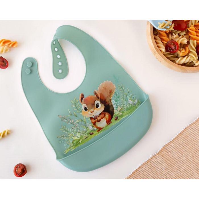 KioKids Babero de Silicona Ajustable para Bebé +6 Meses con Bolsillo Recogemigas, Diseño Ardilla Salvaje Color Salvia 0 KioKids Babero de Silicona Ajustable para Bebé +6 Meses con Bolsillo Recogemigas, Diseño Ardilla Salvaje Color Salvia 0