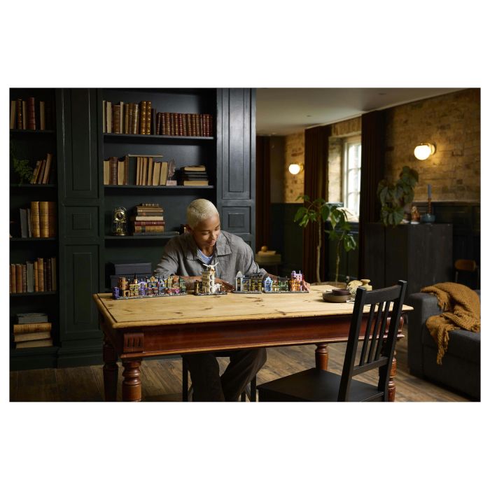 LEGO Harry Potter 76444 Tiendas Mágicas del Callejón Diagon, Juego de Construcción 2750 Piezas 23