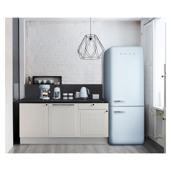 Smeg KLF04PBEU Hervidor de Agua Retro Estilo Años 50, 1.7 L, 2400 W, 7 Temperaturas, Azul Pastel, Acero Inoxidable, Apagado Automático