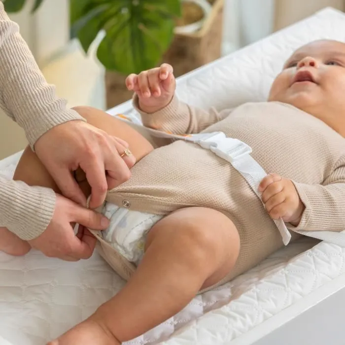 Ingenuity INY-12914921470 Cambiador con Contornos para Bebé 3