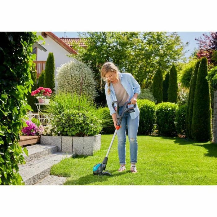Gardena EasyCut 23 / 18V P4A Recortadora de Hilo a Batería 18V 2.0Ah con Cargador, 23 cm Corte, Mango Telescópico y 7 Cuchillas 4 Gardena EasyCut 23 / 18V P4A Recortadora de Hilo a Batería 18V 2.0Ah con Cargador, 23 cm Corte, Mango Telescópico y 7 Cuchillas 4