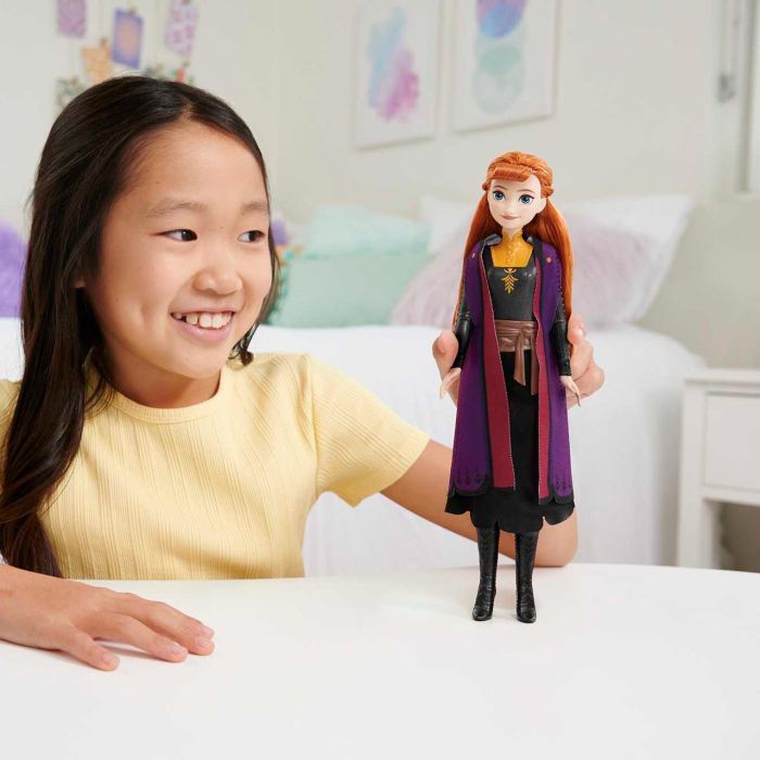 Mattel HLW50 Muñeca de Moda Frozen 2 Anna Articulada, con Chaleco y Conjunto de Viaje, Disney (Edad +3 Años) 4 Mattel HLW50 Muñeca de Moda Frozen 2 Anna Articulada, con Chaleco y Conjunto de Viaje, Disney (Edad +3 Años) 4