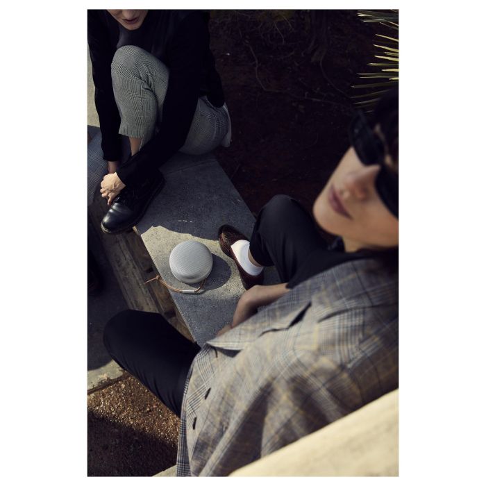 Bang & Olufsen Beosound A1 2.ª Generación Altavoz Bluetooth Inalámbrico, Gris Mist, IP67 Resistente, Alexa Integrada, 48h Autonomía, USB-C, Sonido 2 Vías