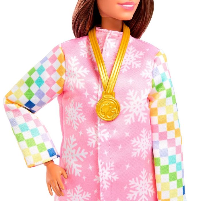 Barbie Muñeca Snowboarder Deluxe JKF78, Con Accesorios Temáticos y Efecto Cambio de Color, +3 Años 4
