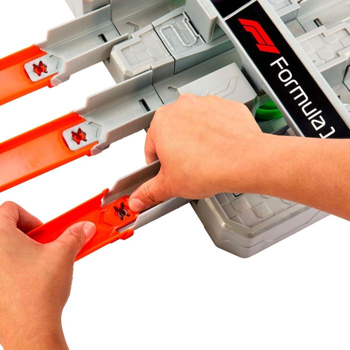 Hot Wheels Pista Racing F1 Motorizada, Circuito de Competición F1 con 3 Coches Escala 1:64, Dimensiones 168x43cm, Edad Recomendada +5 Años 2